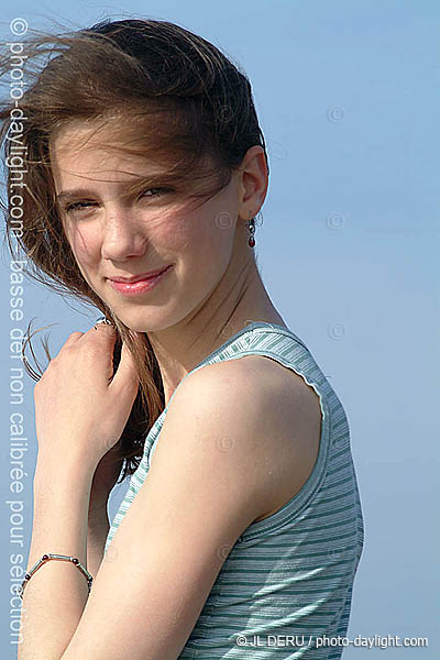 portrait de jeune fille au bord de la mer - girl's portrait at the sea's edge